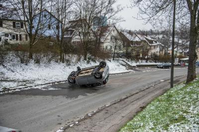 Esslingen-Berkheim: Pkw ueberschaegt sich